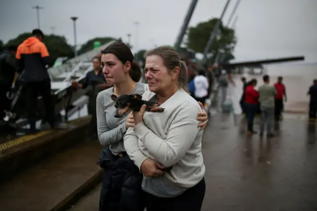 Mulheres chorando após serem resgatadas