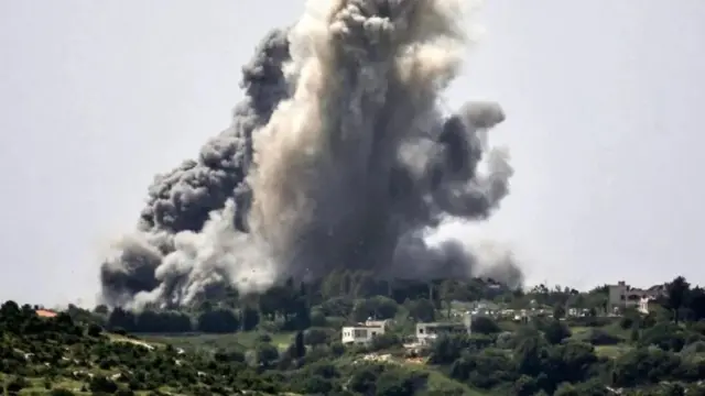 Nuvens de fumaça irrompem durante o bombardeio israelense de Alma al-Shaab em abril de 2024