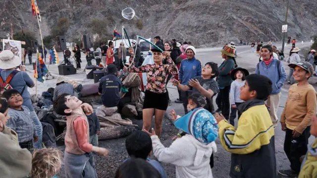 Crianças se divertem durante atividade cultural em uma das barreiras de protesto em Purmamarca