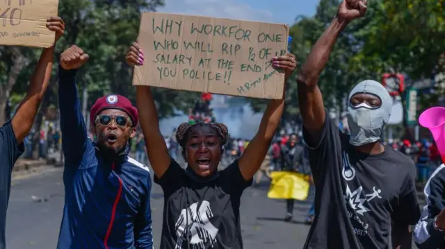 Jovens com cartazes protestando contra projeto de lei no Quênia