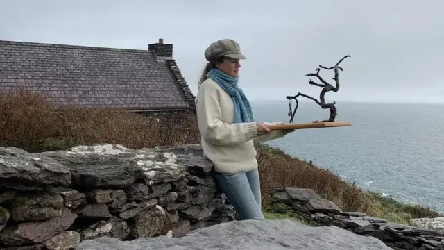 Geraldine segura uma escultura