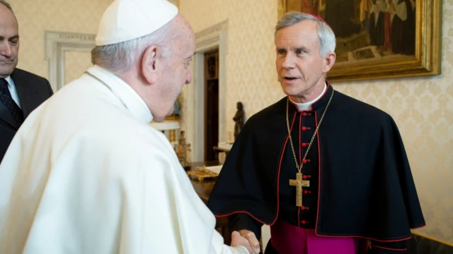 Papa Francisco e o Bispo Joseph Strickland, de Tyler, Texas, durante uma reunião com bispos norte-americanos de Arkansas, Oklahoma e Texas em 20 de janeiro de 2020