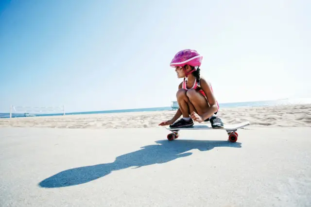 Menina sozinha andando de skate