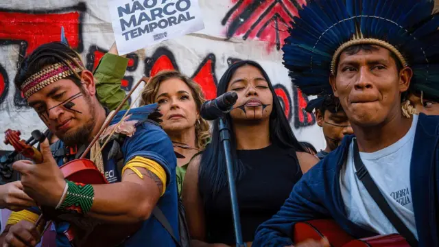 Membros de comunidade indígena no Brasil 