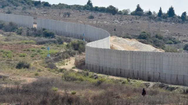 Vista geral do muro na fronteira entre Israel e o Líbano, visto da aldeia de Dhayra, sul do Líbano, em 10 de outubro de 2023