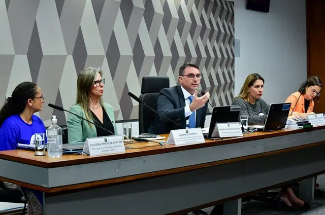 Audiência na CCJ foi presidida pelo relator Flávio Bolsonaro