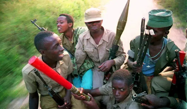 Combatentes da Frente Patriótica Ruandesa (RPF) em 1993