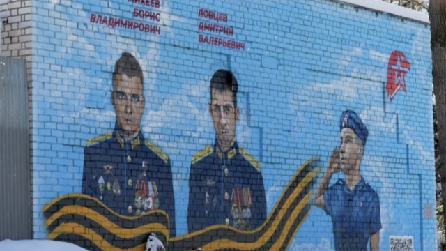 Grafite com desenhos de três soldados