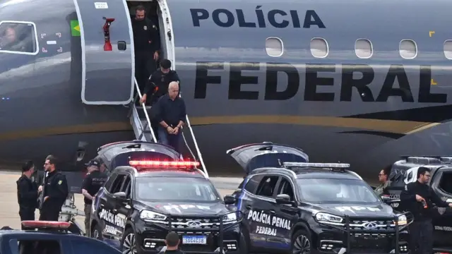 Domingos Brazão descendo algemado de avião da Polícia Federal