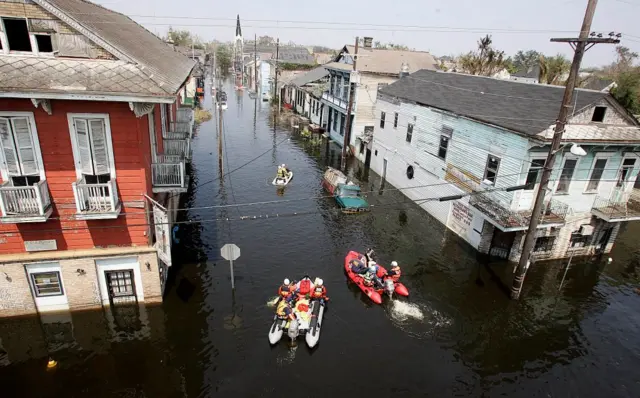 Enchente em Nova Orleans após passagem do furacão Katrina em 2005