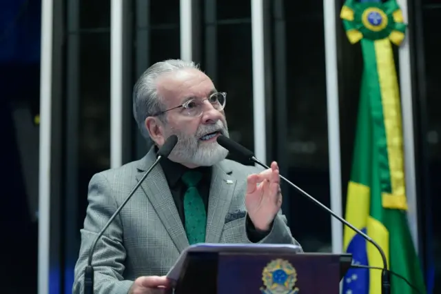 José Hiran fazendo discurso no Senado