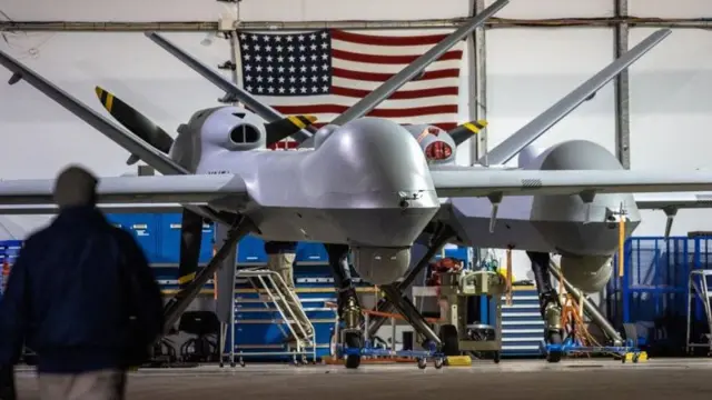 Drone dentro de hangar com bandeira americana