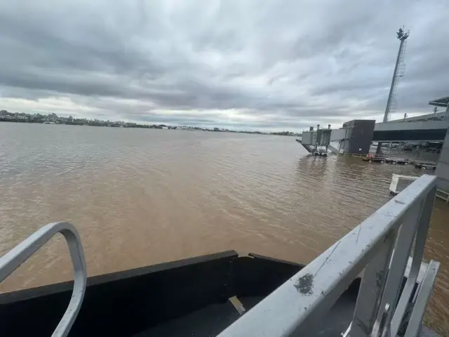 Foto de área de embarque de aeroporto alagada