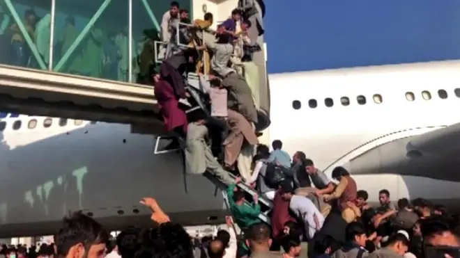 Pessoas se penduram a avião em Cabul