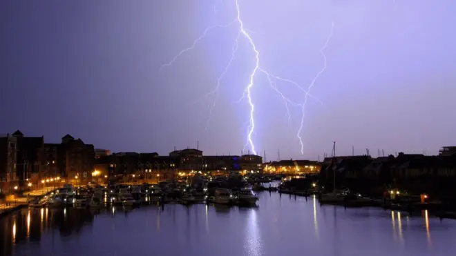 Raio durante tempestade em Eastbourne, no Reino Unido