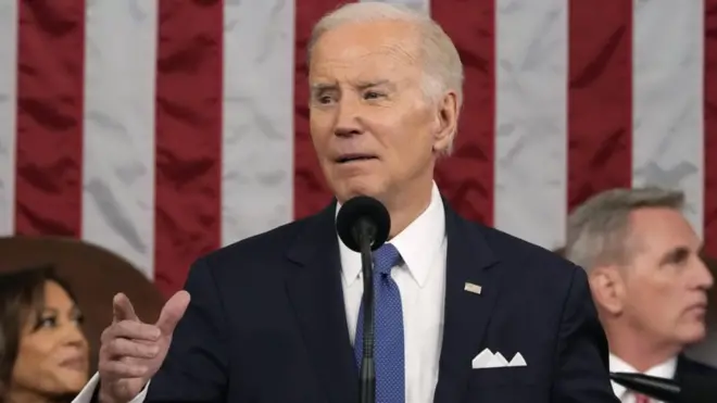 Biden em frente à bandeira americana