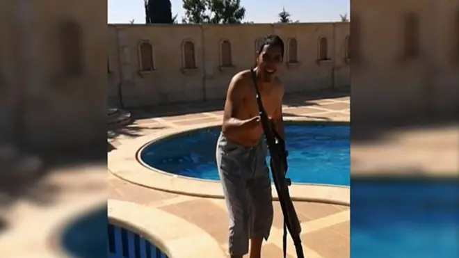 Choukri Ellekhlifi, de Londres, à beira de uma piscina com uma arma nas filmagens do smartphone