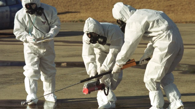 Cientistas monitoram radiação nuclear em uma rua