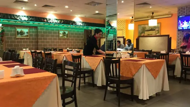 Uma garçonete em Koryo, restaurante norte-coreano em Moscou