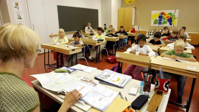 Professora em sala de aula finlandesa, em foto de arquivo; país reformou seu ensino e a formação de professores a partir dos anos 1970