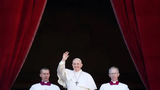 Francisco faz benção natalina de sacada da Basílica de São Pedro, no Vaticano