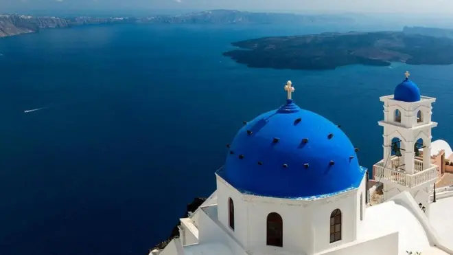 Santorini é formada por cinco ilhas que rodeiam uma enorme caldeira vulcânica | Foto: Sylvain Sonnet/Getty Images