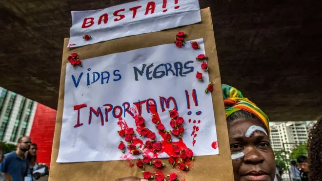 Protesta contra la muerte de afrodescendientes en Brasil.