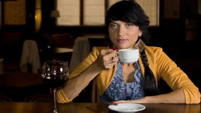 mujer tomando café