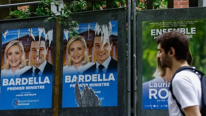 法国议会选举海报与过路的男子