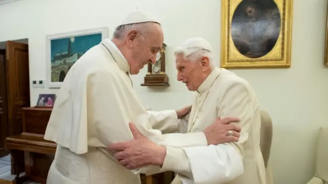 Papa Francisco e papa Bento 16 se encontram no Vaticano