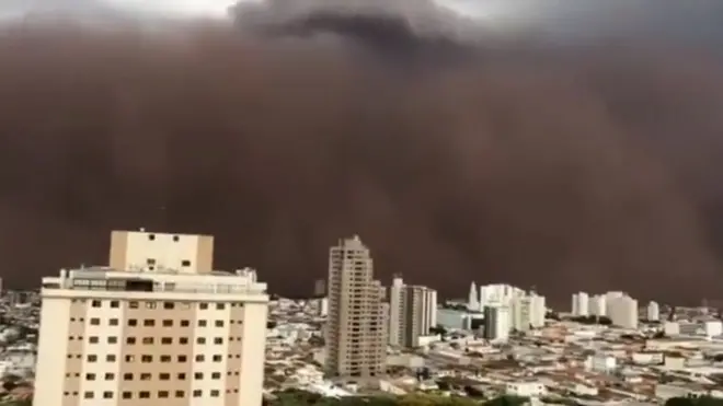 Cidade atingida por nuvem de poeira