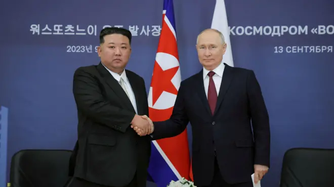 Kim Jong Un e Vladimir Putin apertam as mãos