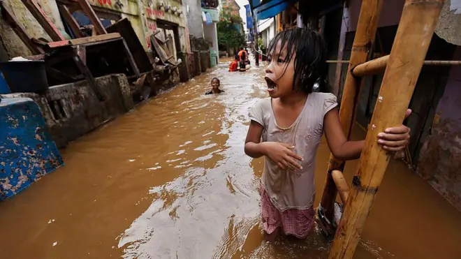 Menina em uma inundação