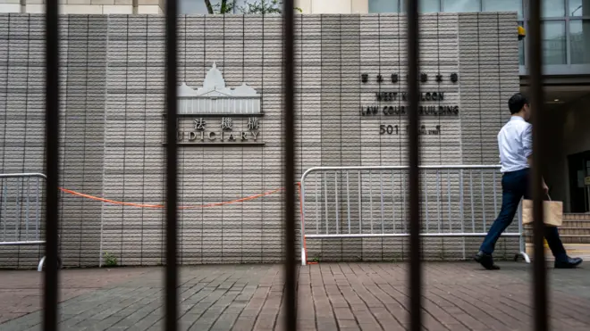 从警察铁栏内窥探中国香港特区西九龙裁判法院正门（25/6/2024）