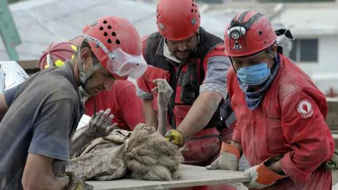 Dezenas de pessoas foram resgatadas com vida dos escombros depois de terremoto que arrasou Haiti, em 2010