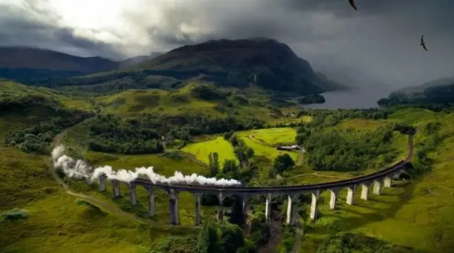 Viaduto sendo percorrido por um trem