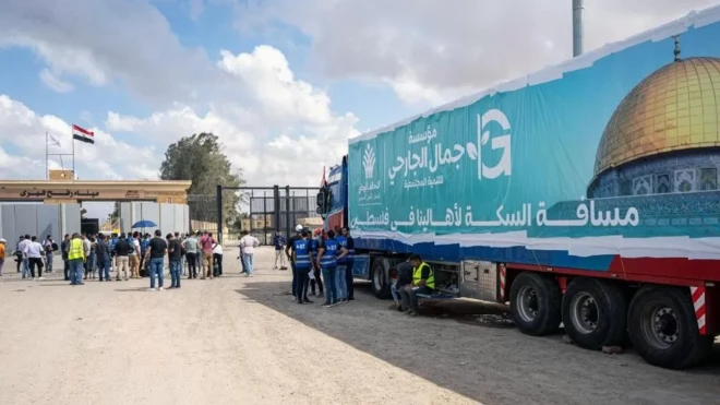 Caminhão aguarda no Egito liberação para entrar em Gaza