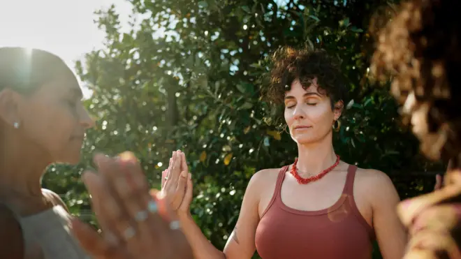 Grupo de mulheres meditando