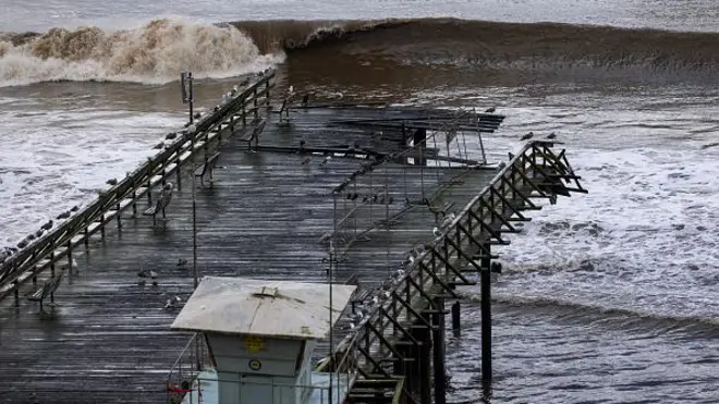 Pier parcialmente destruído por mar agitado