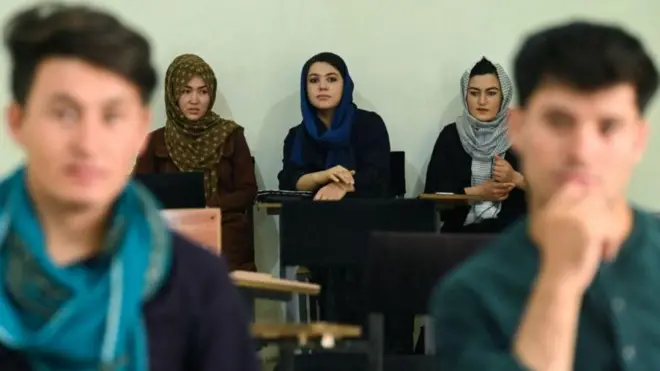 Mulheres vestindo abaya em sala de aula