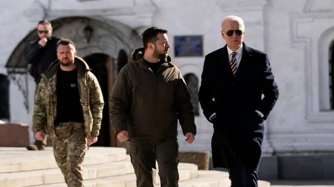Volodymir Zelensky e Joe Biden caminhando juntos