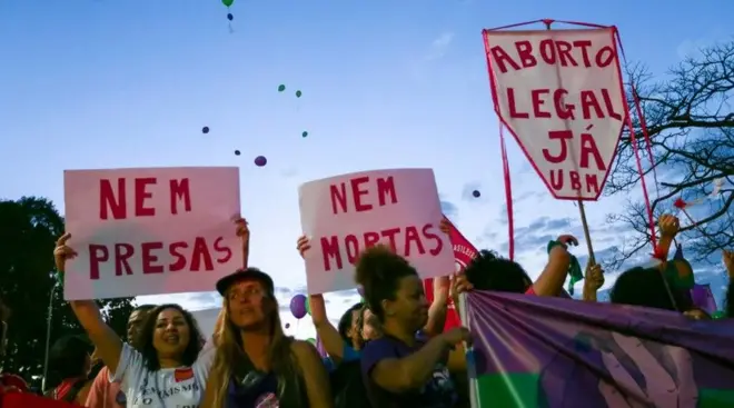 Mulheres protestando pela legalização do aborto