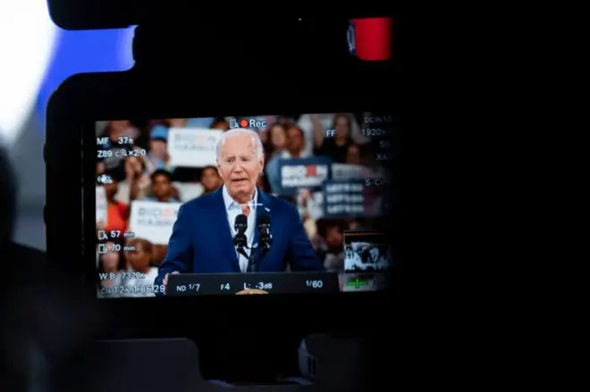 Foto de câmera filmando Biden à distância