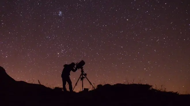 Pesquisador tira fotos da Via Láctea na província de Bitlis, na Turquia, em 22 de setembro de 2020