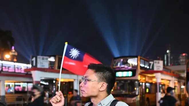 岘港街头一名手持中华民国国旗的男子