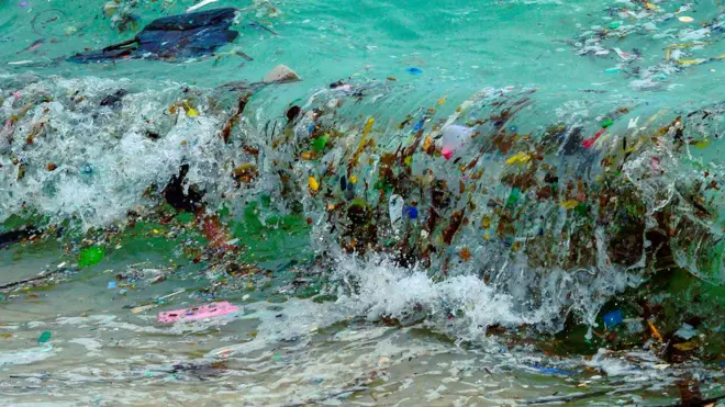 Boa parte do lixo que chega aos oceanos fica perto da costa e acaba sendo trazida de volta para terra