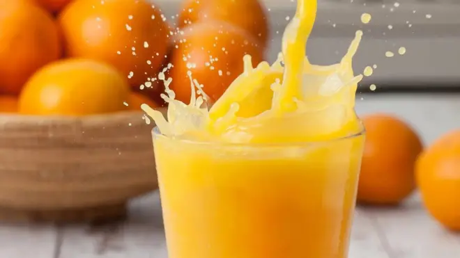 suco de laranja em um copo de vidro