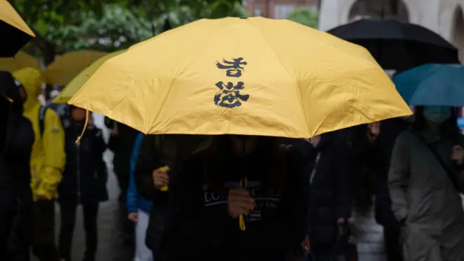 英国曼彻斯特香港移民举起黄色“香港”雨伞参与游行（9/6/2024）