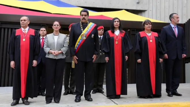 Nicolás Maduro junto a magistrados del Tribunal Supremo de Venezuela.