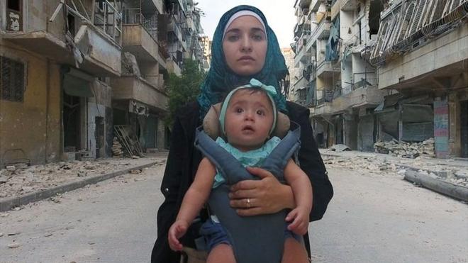 Waad al Kateab y su hija Sama, quien nació en medio del conflicto sirio.